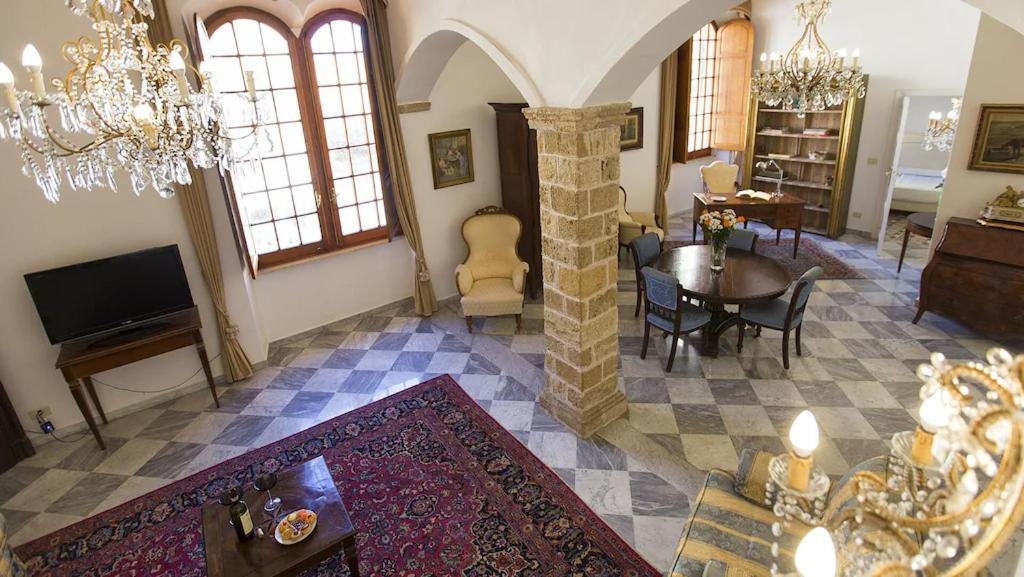 Palazzo Dalbis In Pieno Centro Per 8 Persone